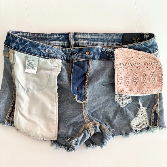 AMERICAN EAGLE DISTRESSED EXPOSED PINK POCKET SHORTIE JEAN SHORTS SIZE 14 - Picture 3 of 10